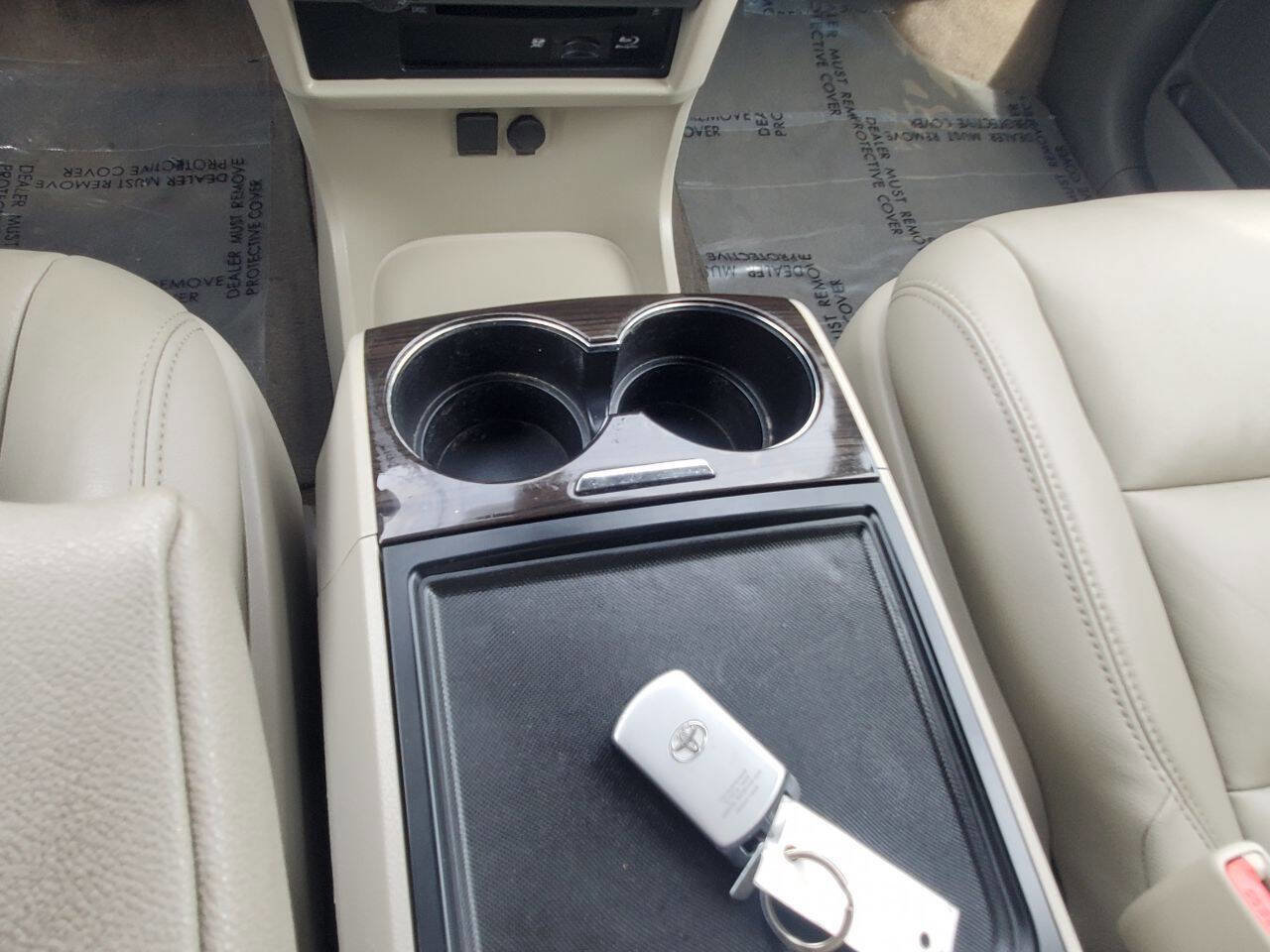 Used 2018 Toyota Sienna XLE Premium w/ Carpet Mat Package image 13