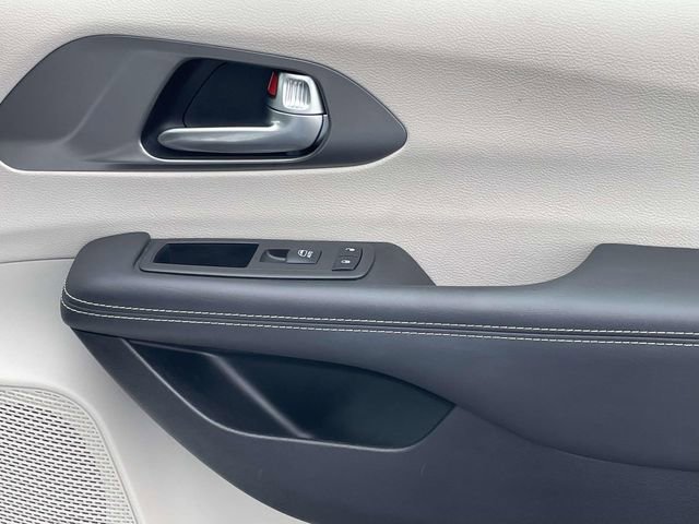 Used 2024 Chrysler Pacifica Touring-L image 17
