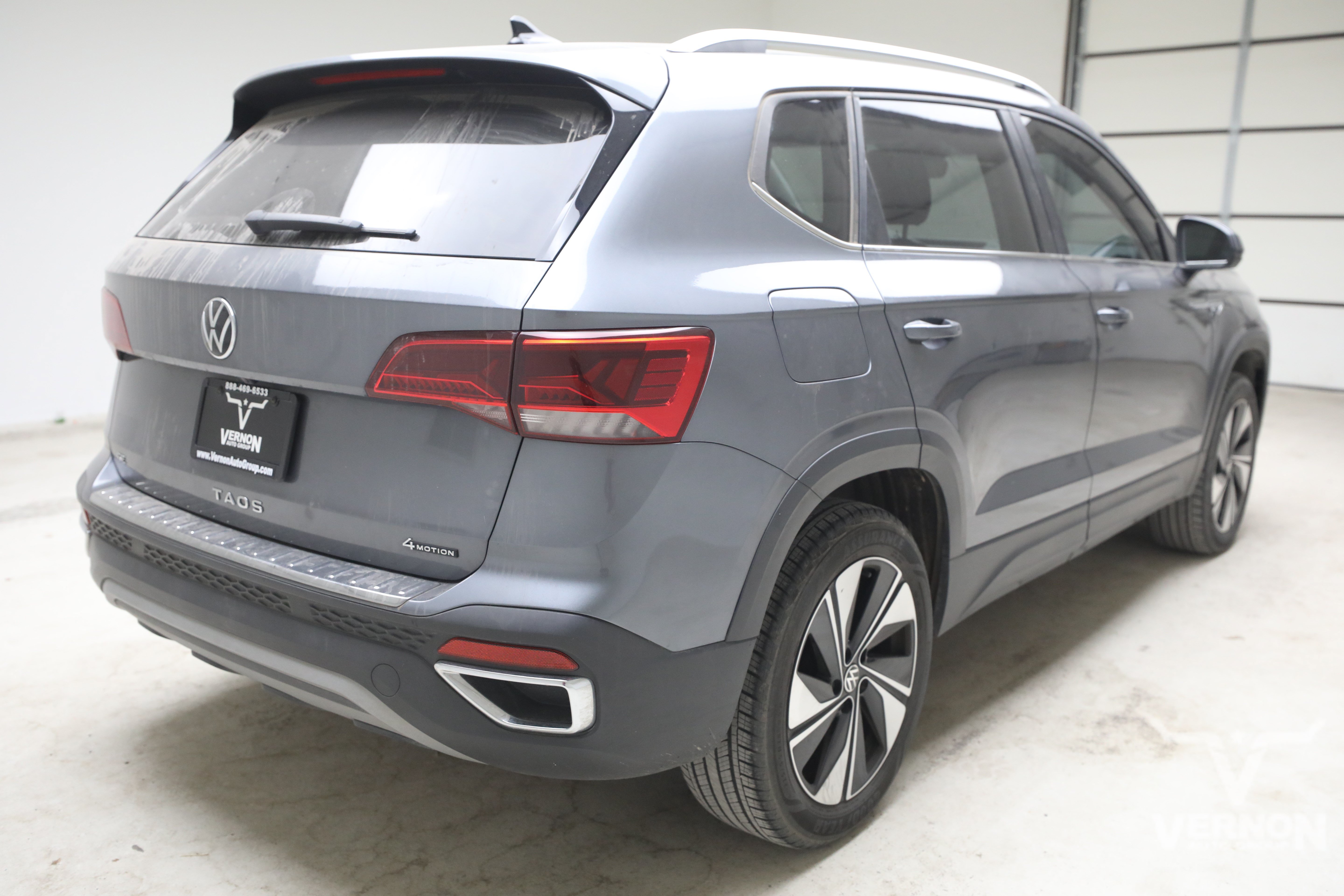 Used 2024 Volkswagen Taos SE w/ Panoramic Sunroof Package AWD/4WD image 3