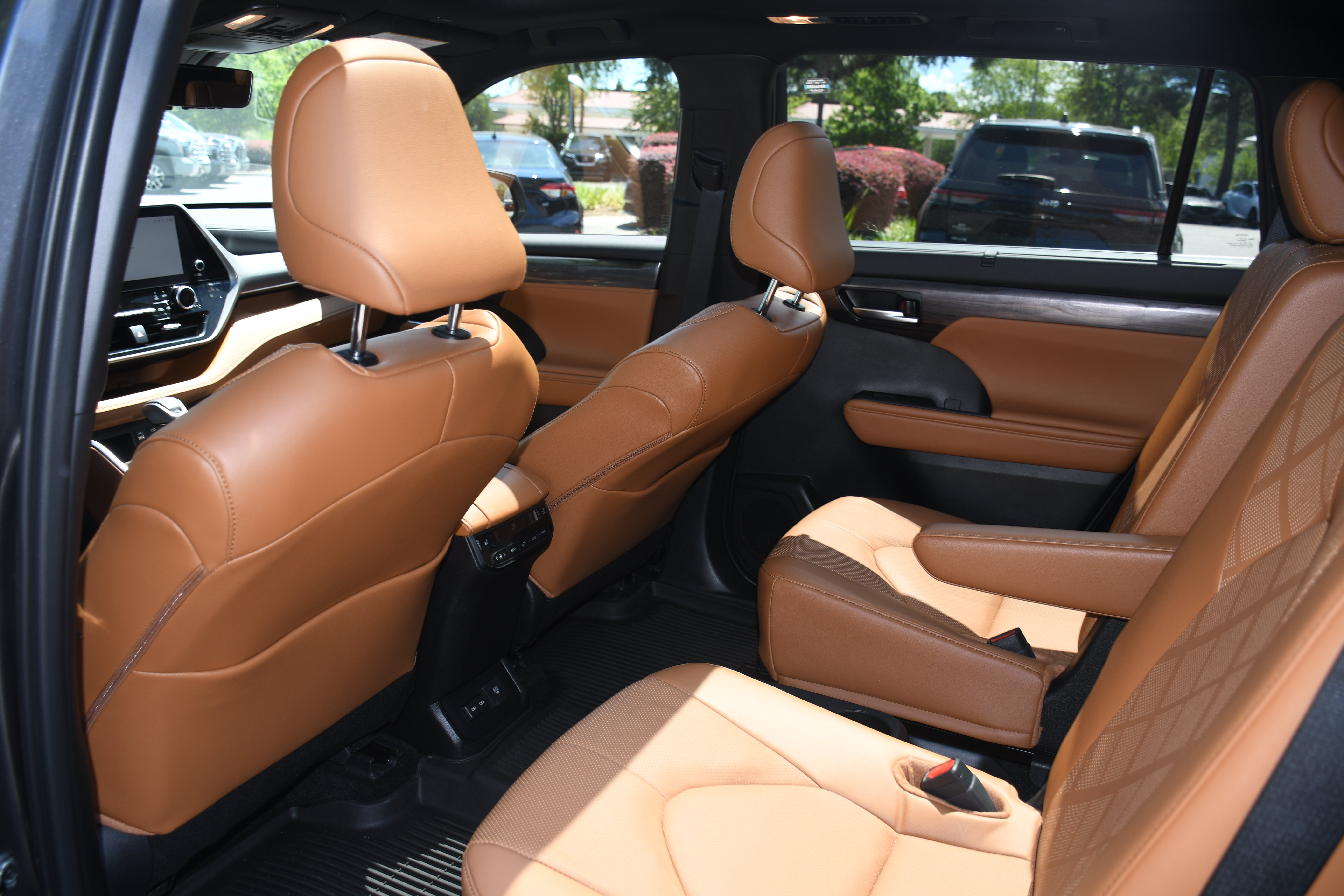 Certified 2024 Toyota Highlander Platinum FWD image 17