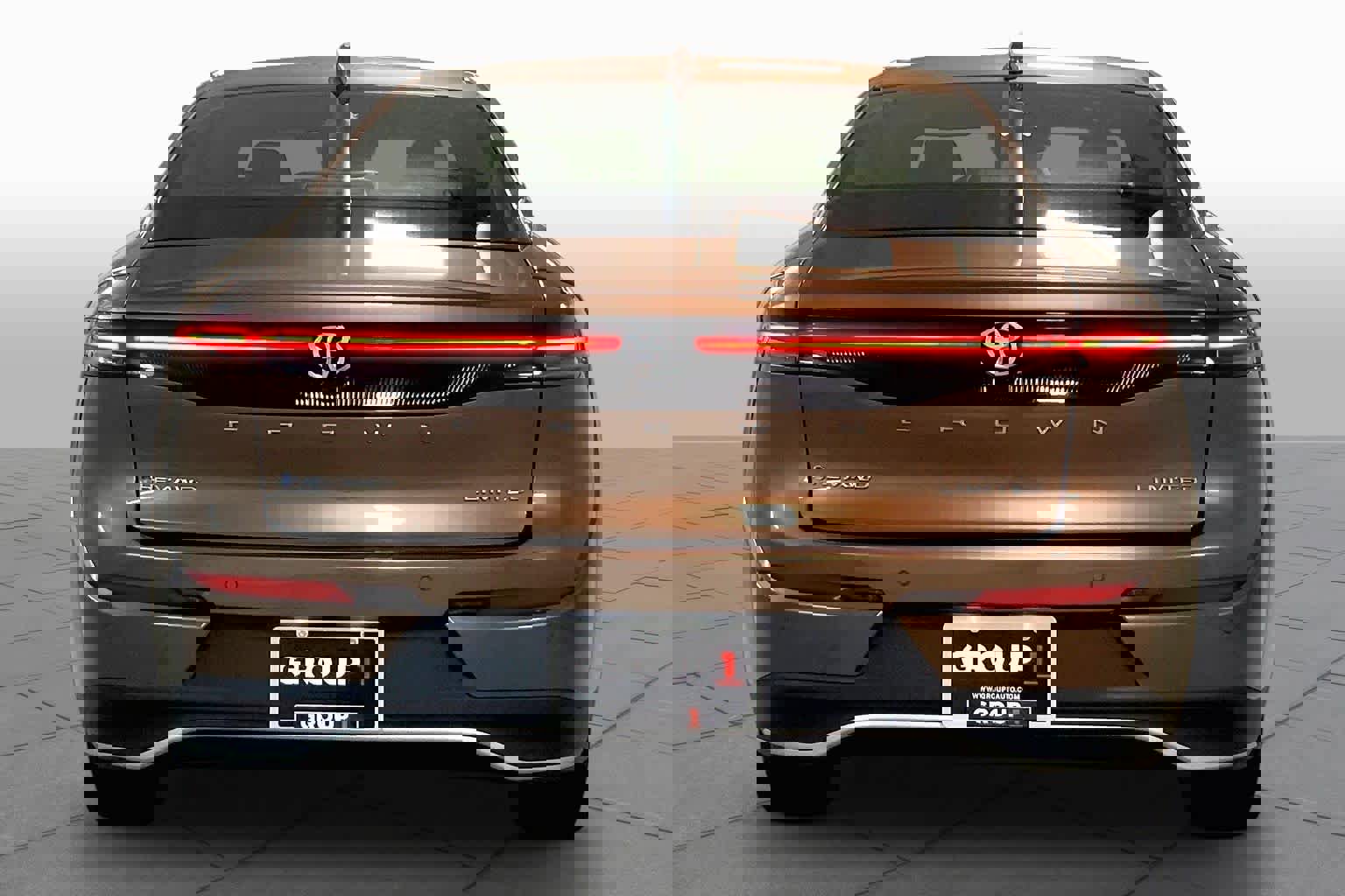 Used 2025 Toyota Crown Limited w/ Advanced Technology Package AWD/4WD image 4