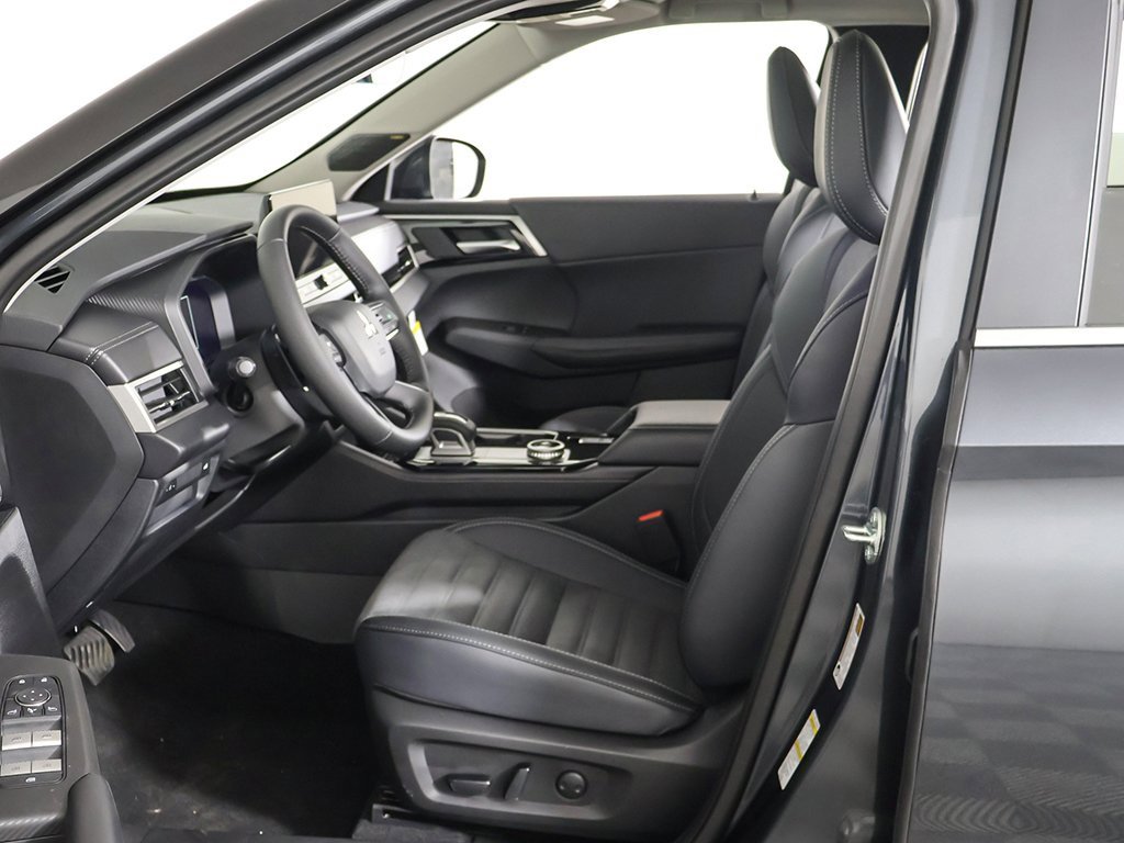 New 2025 Mitsubishi Outlander SE image 29