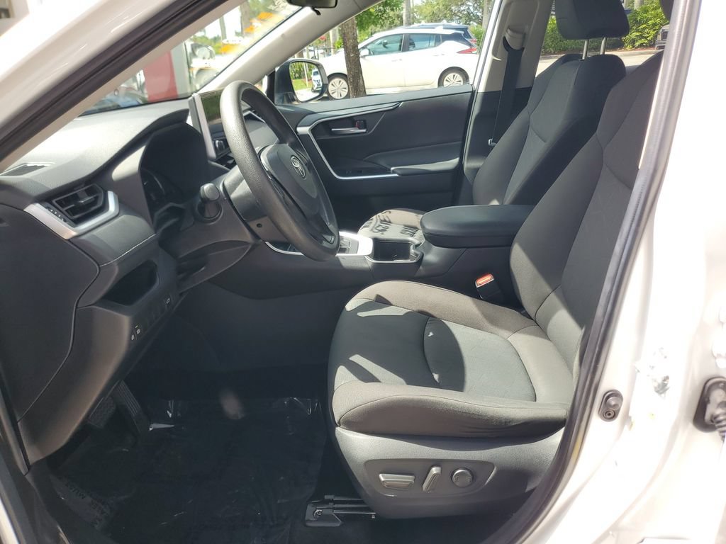 Used 2025 Toyota RAV4 XLE FWD image 13