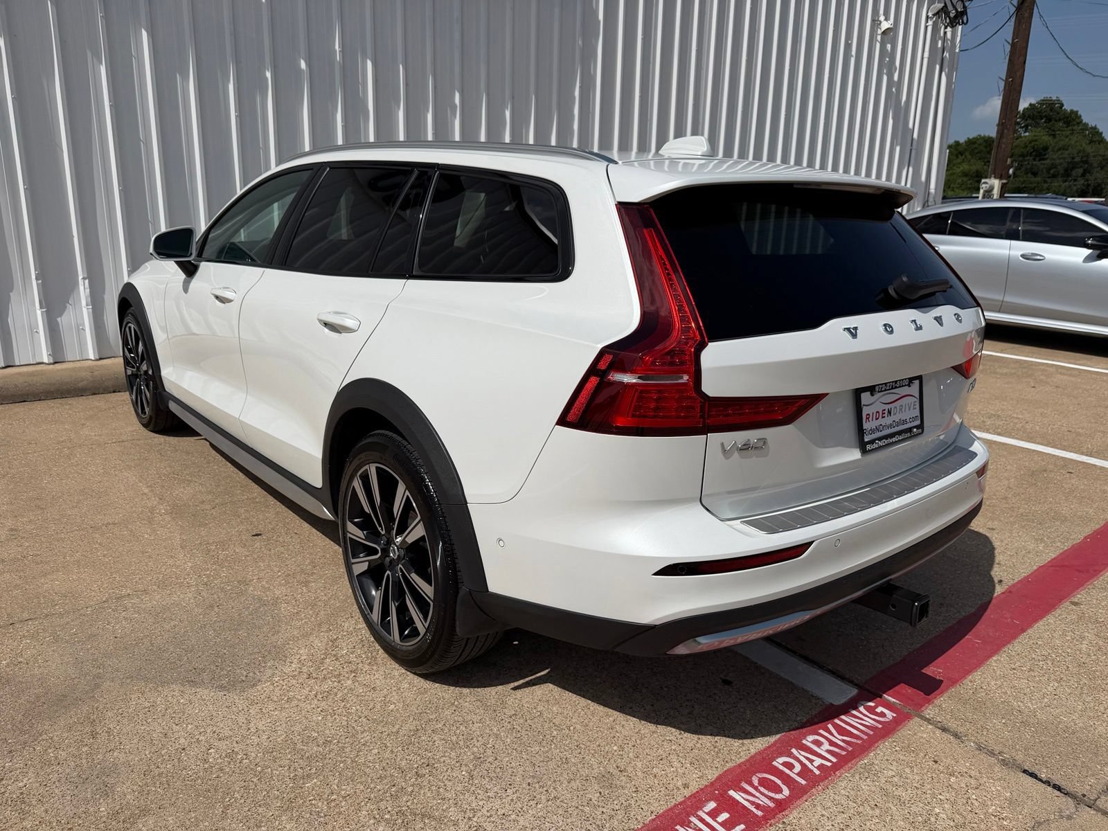 Used 2023 Volvo V60 B5 Cross Country Ultimate AWD/4WD image 4