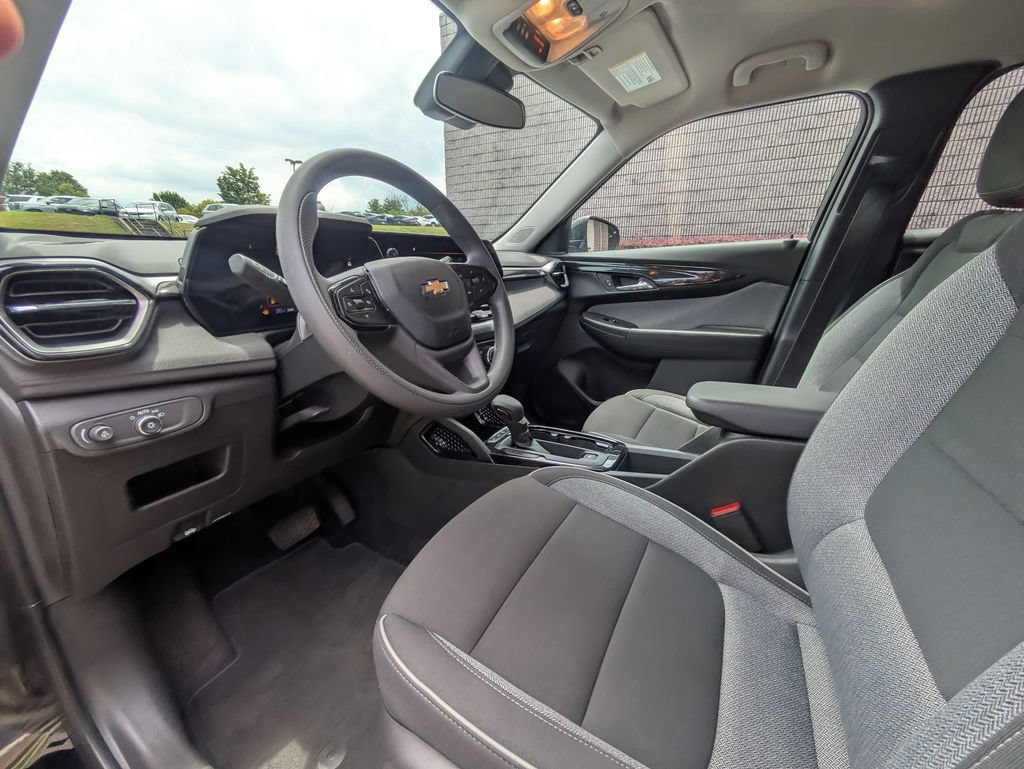 Used 2025 Chevrolet TrailBlazer LT AWD/4WD image 15
