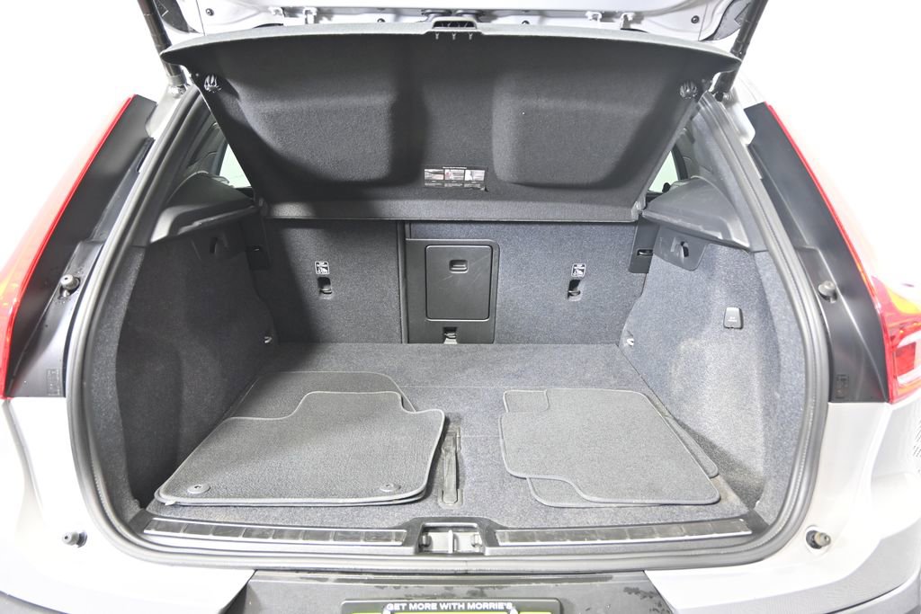 Used 2024 Volvo XC40 B5 Plus AWD/4WD image 16