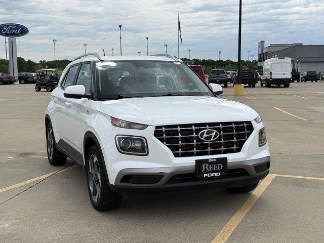Used 2024 Hyundai Venue SEL FWD image 2