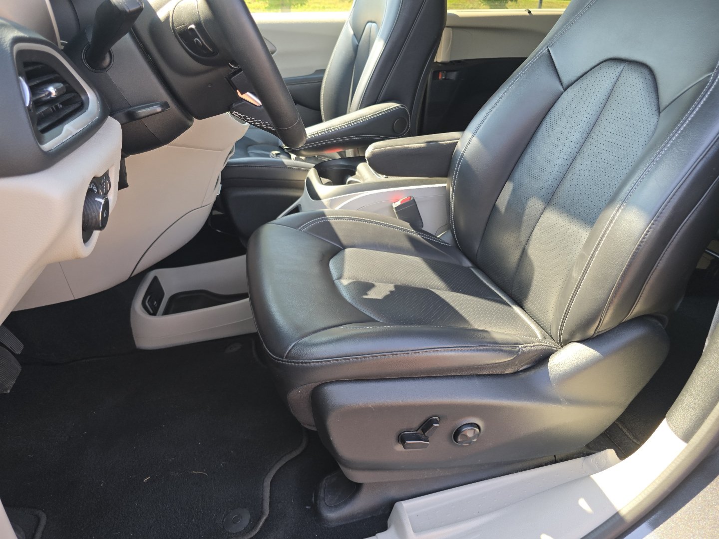 Used 2023 Chrysler Pacifica Touring-L FWD image 29