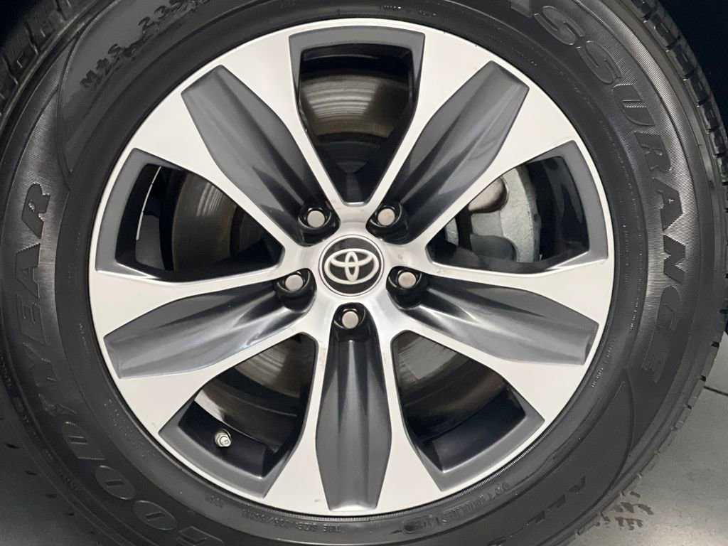 Used 2025 Toyota Highlander XLE FWD image 77