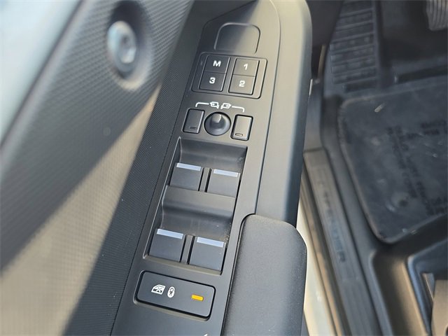 Used 2025 Land Rover Defender 110 S image 14
