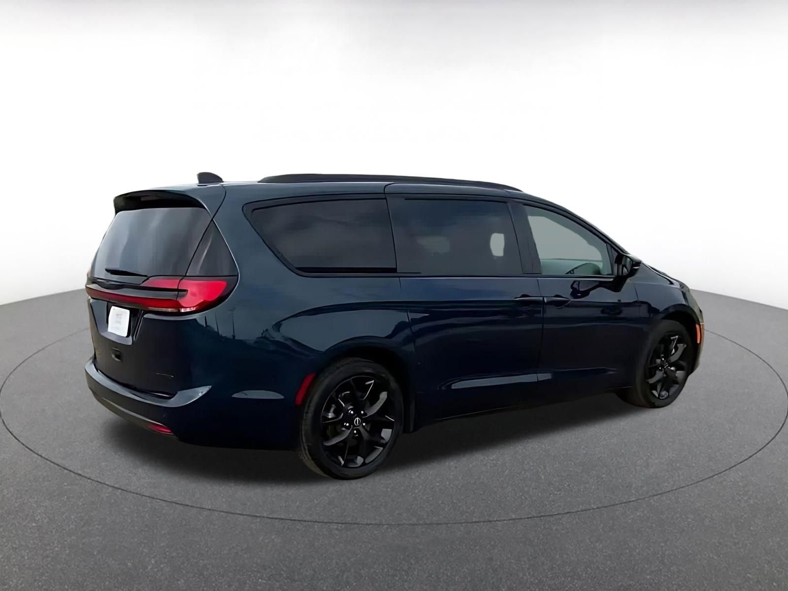 Used 2025 Chrysler Pacifica Limited image 14