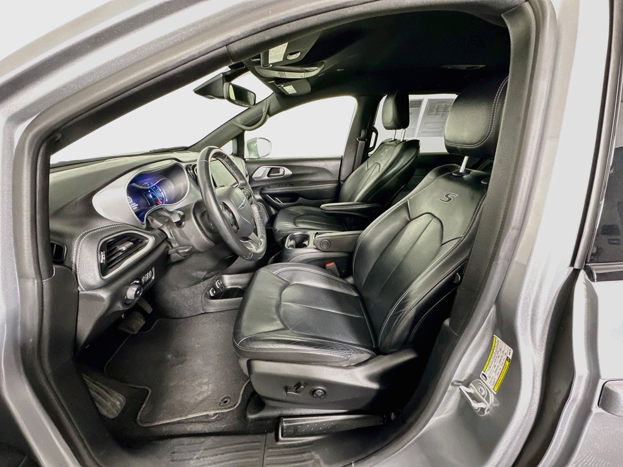 Used 2021 Chrysler Pacifica Touring-L w/ S Appearance Package FWD image 13