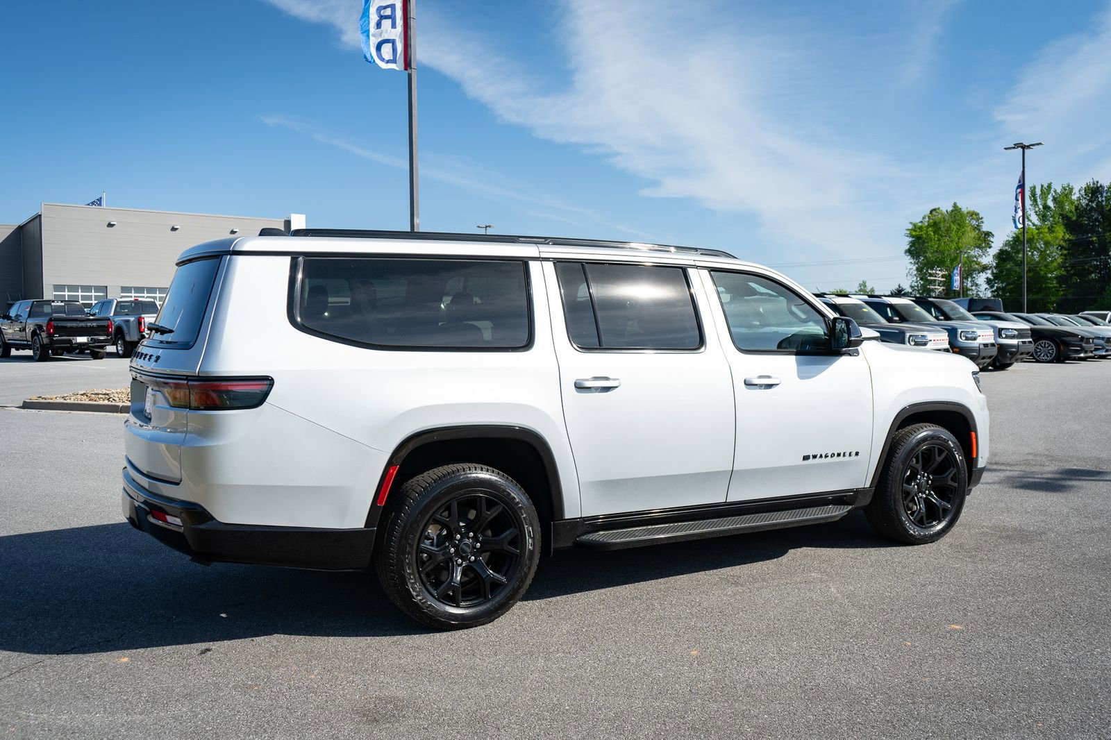 Used 2025 Jeep Wagoneer L Series II AWD/4WD image 10