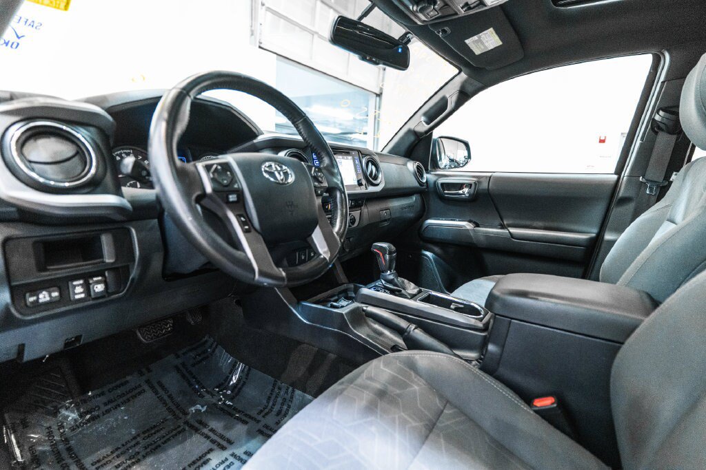 Used 2017 Toyota Tacoma TRD Off-Road AWD/4WD image 4