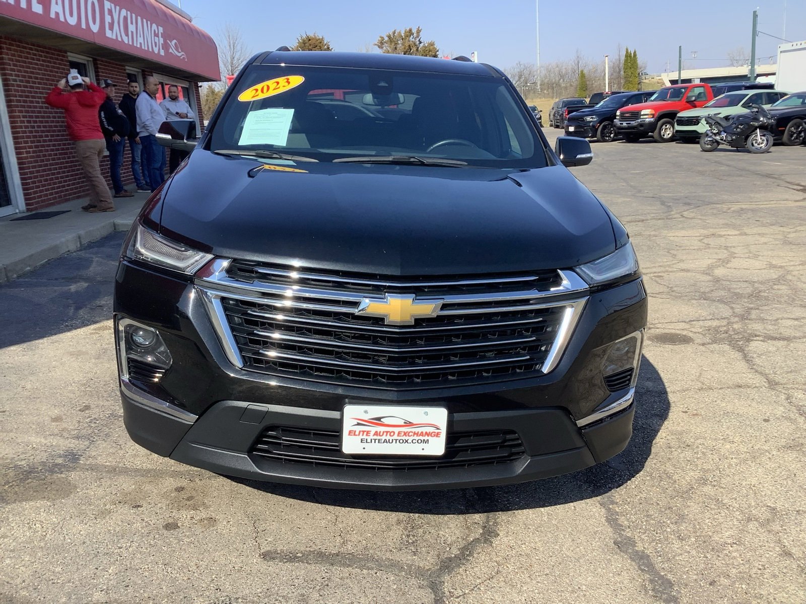 Used 2023 Chevrolet Traverse LT image 2