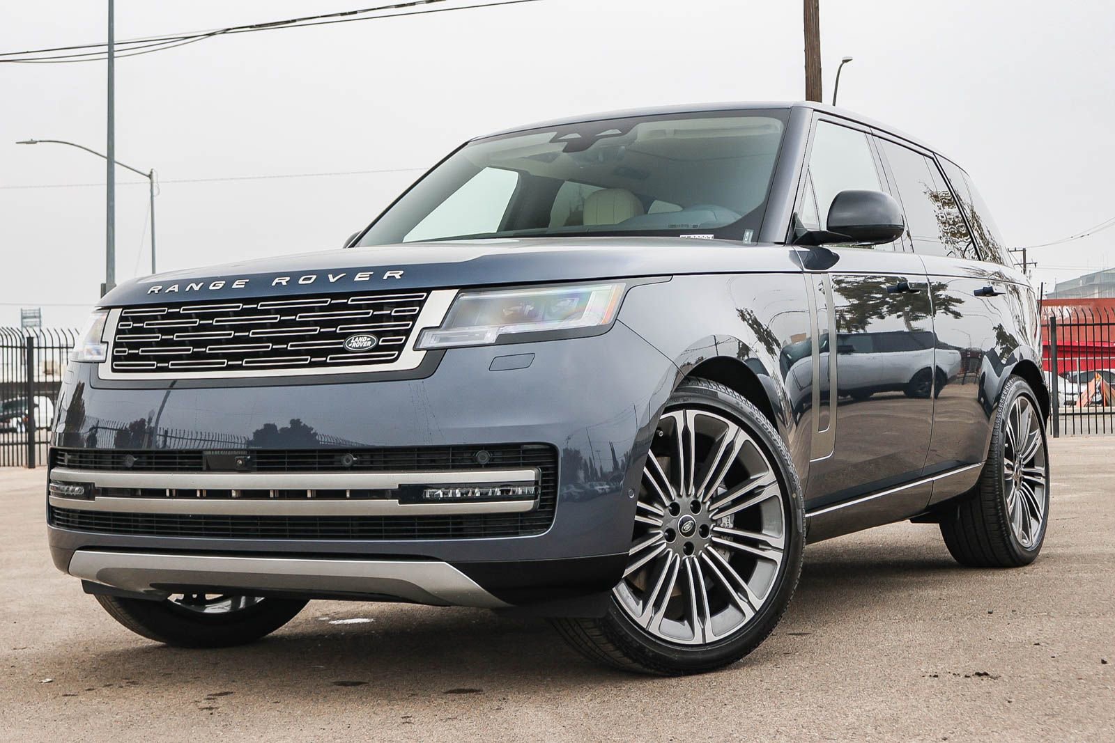 New 2025 Land Rover Range Rover SE
