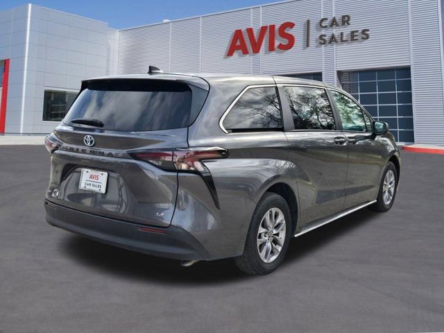 Used 2025 Toyota Sienna LE image 6