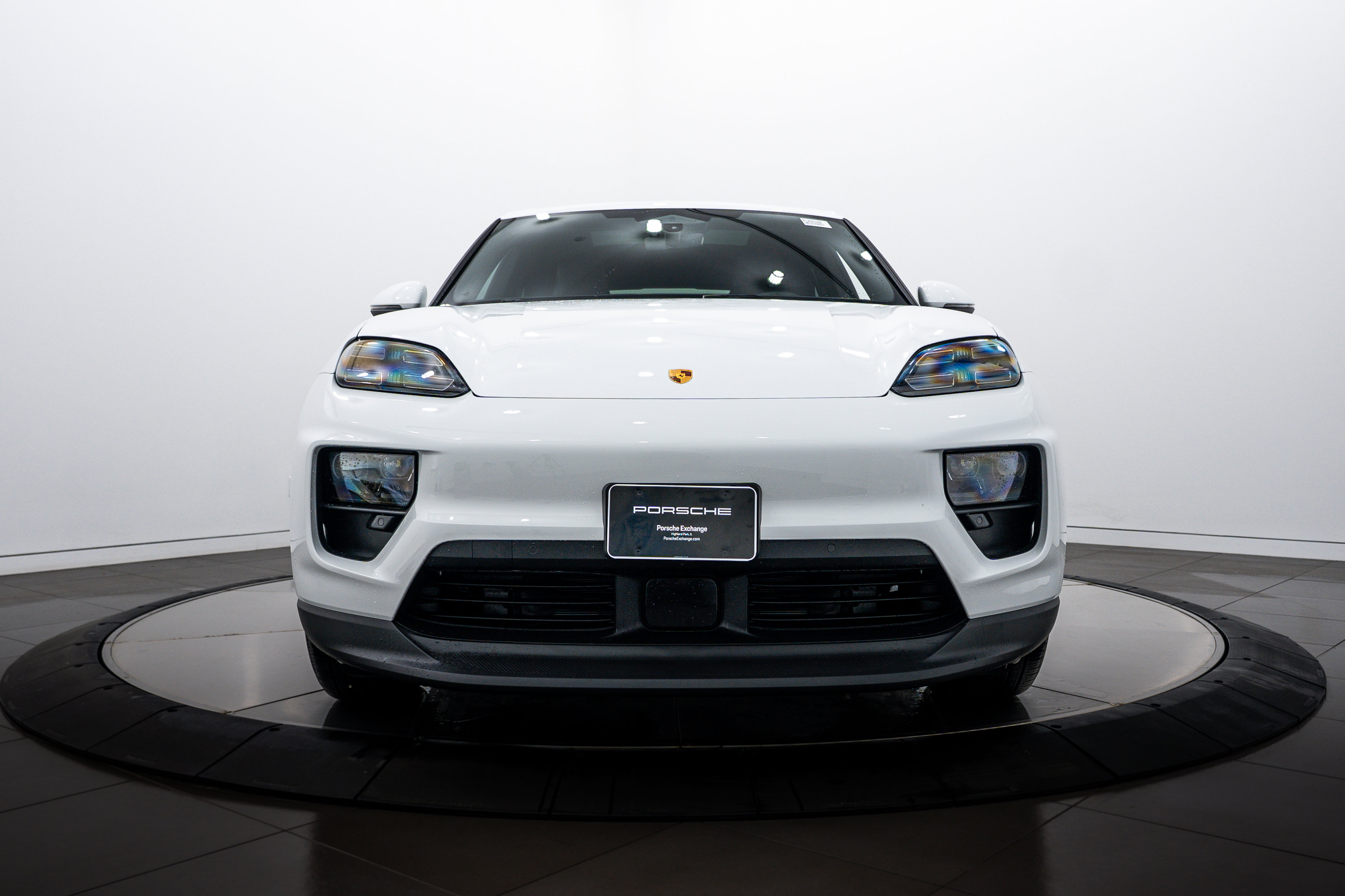 Certified 2025 Porsche Macan Electric image 10