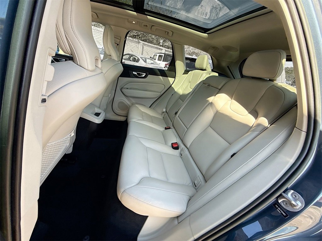 Used 2023 Volvo XC60 B5 Plus image 27