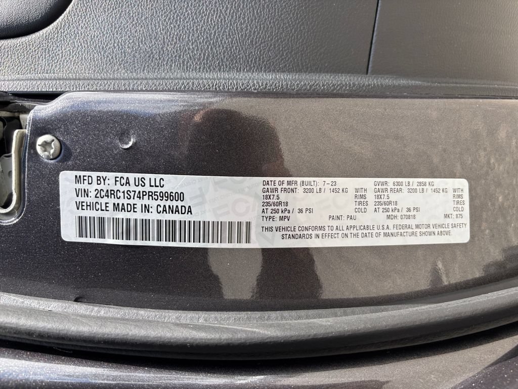 Used 2023 Chrysler Pacifica Limited w/ Uconnect Theater Family Group FWD image 30