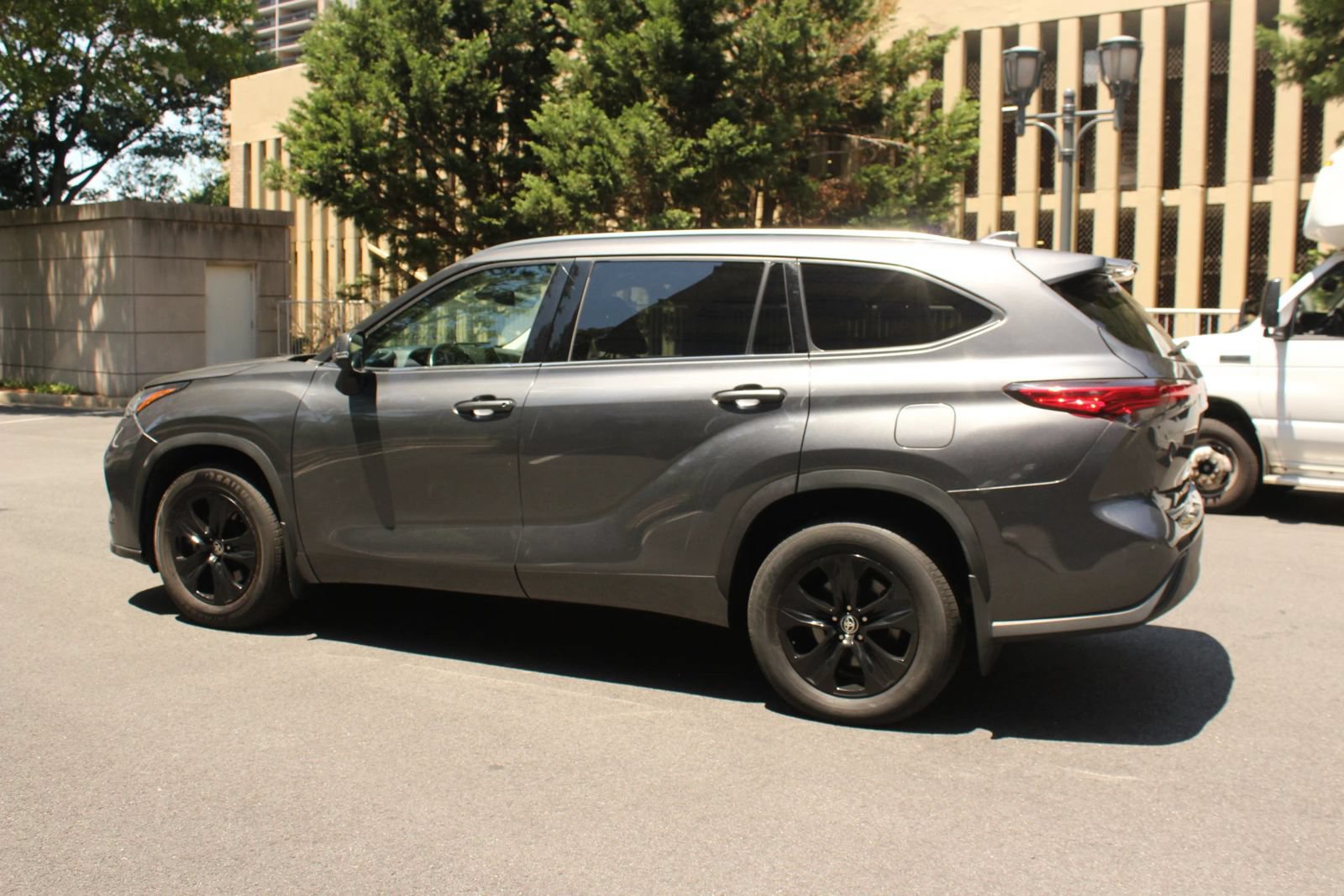 Used 2021 Toyota Highlander XLE AWD/4WD image 9