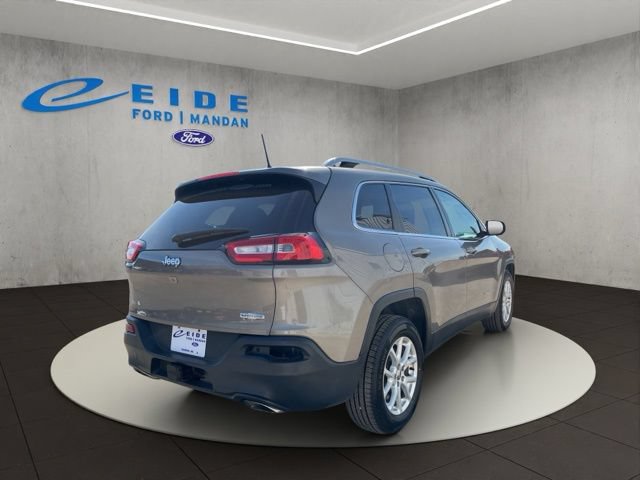 Used 2016 Jeep Cherokee Latitude w/ Cold Weather Group AWD/4WD image 12