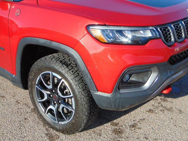 Used 2025 Jeep Compass Trailhawk AWD/4WD image 2