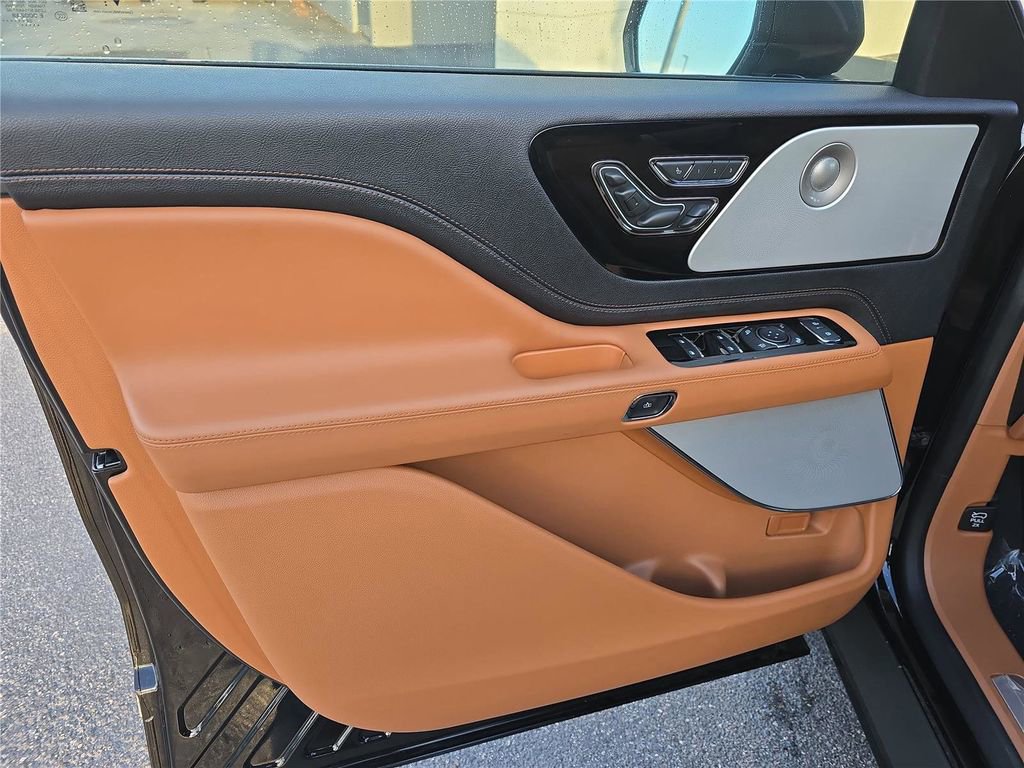 New 2025 Lincoln Aviator Black Label image 16