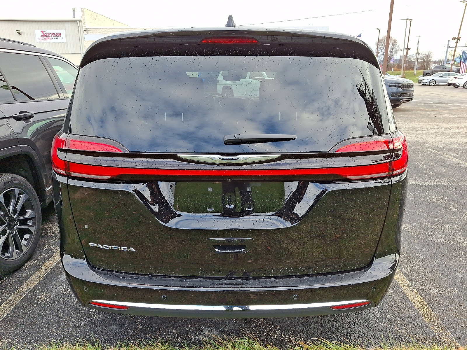 Used 2025 Chrysler Pacifica Select image 6