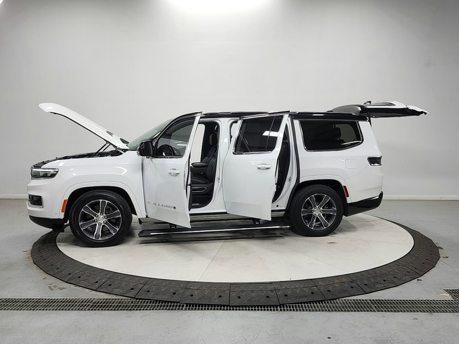 Used 2023 Jeep Grand Wagoneer 4WD image 12