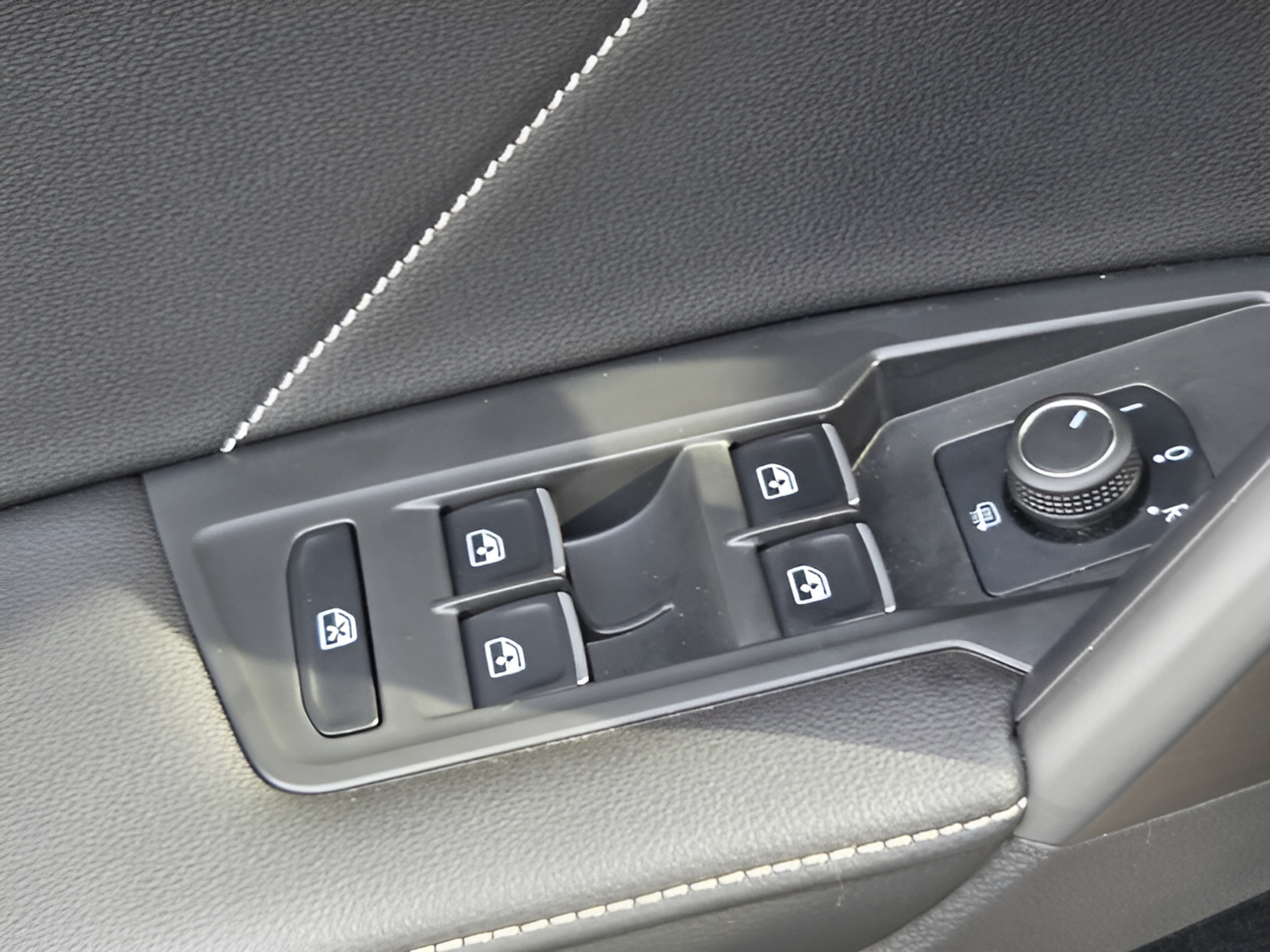Used 2024 Volkswagen Tiguan SE w/ Panoramic Sunroof Package FWD image 13