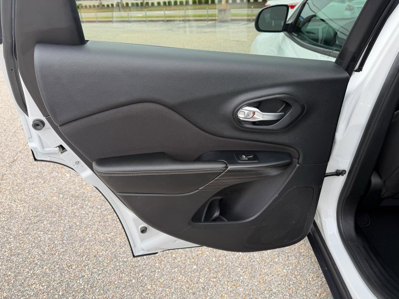 Used 2016 Jeep Cherokee Sport image 25