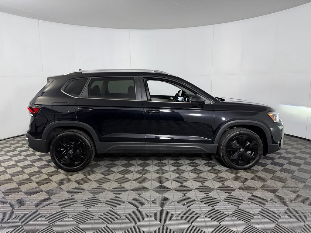 Used 2025 Volkswagen Taos SE w/ Panoramic Sunroof Package FWD image 5