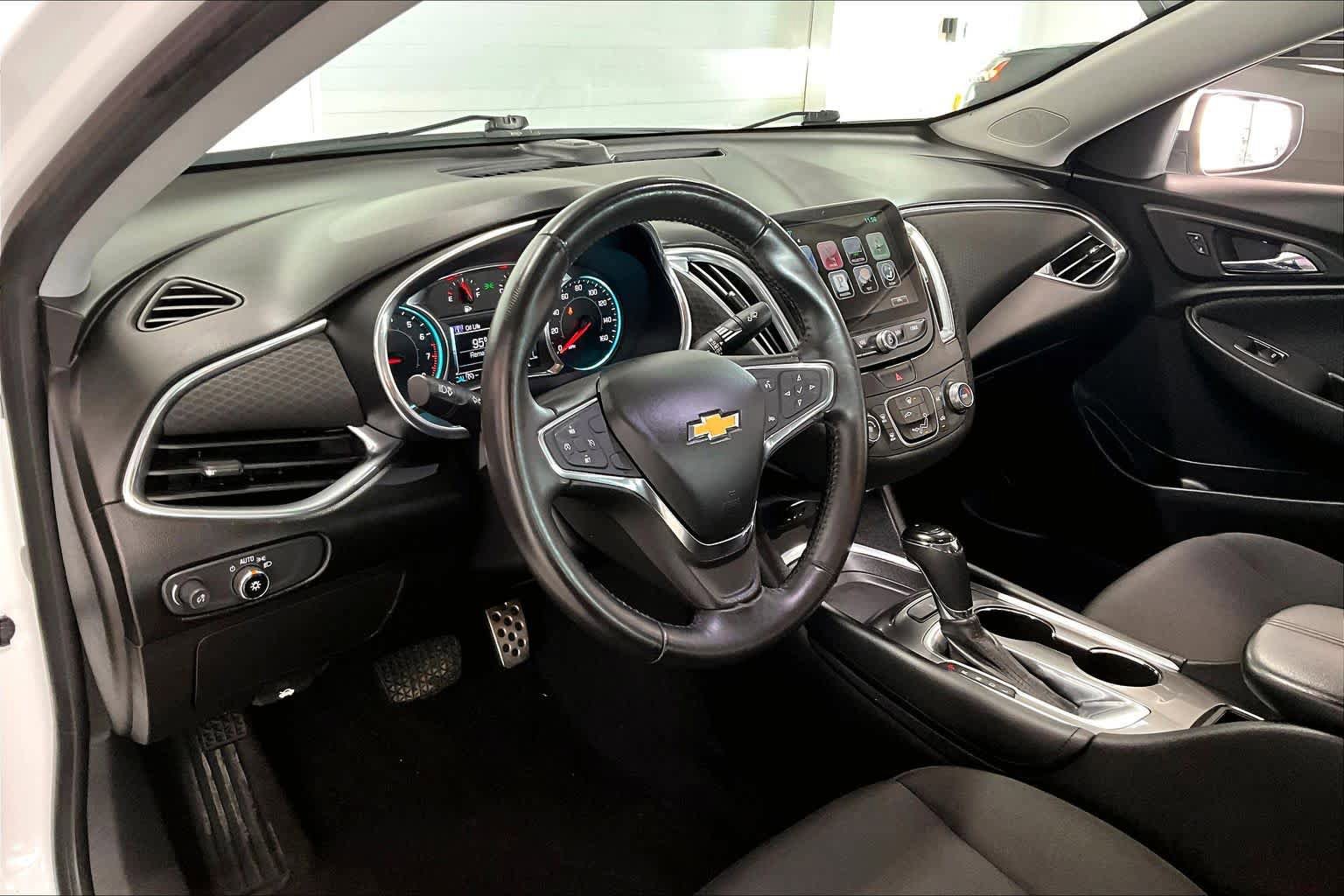 Used 2016 Chevrolet Malibu LT FWD image 2