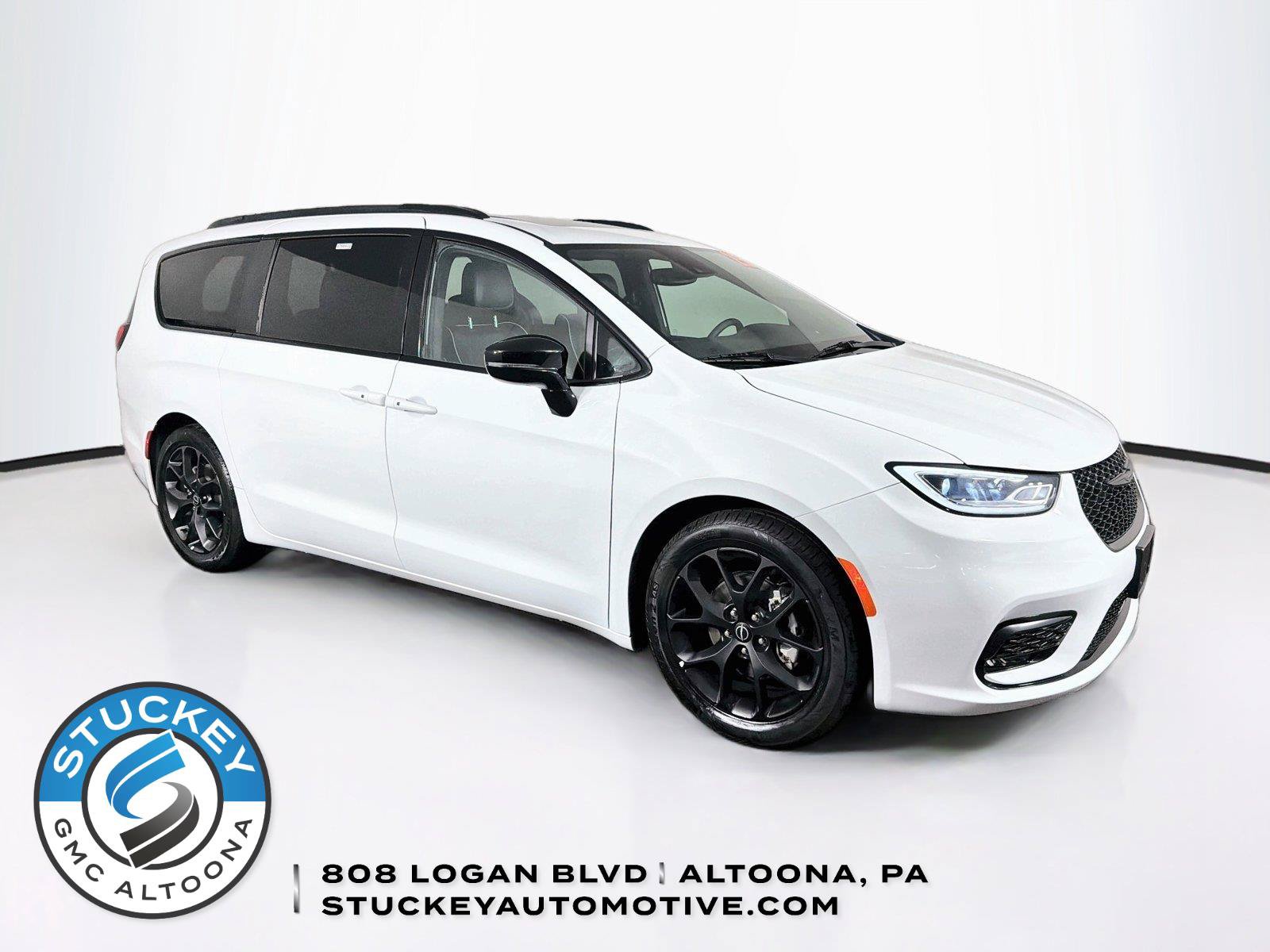 Used 2025 Chrysler Pacifica Limited FWD image 1