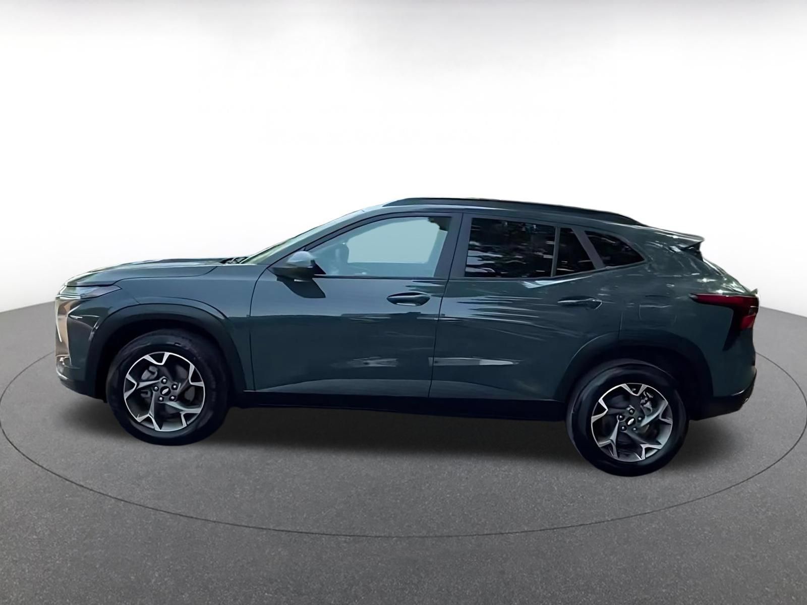 Used 2025 Chevrolet Trax LT FWD image 9