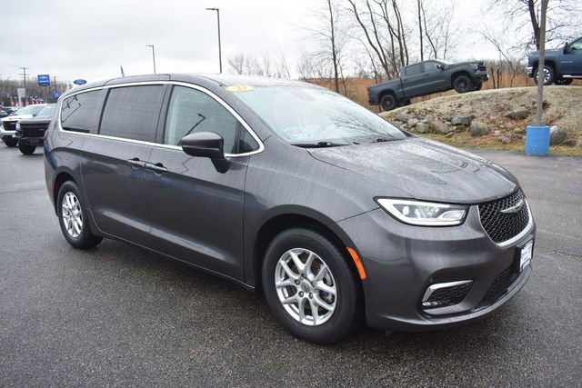 Used 2023 Chrysler Pacifica Touring-L FWD image 11