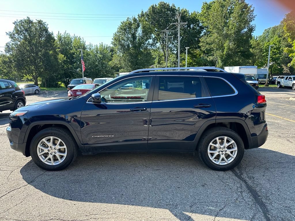 Used 2016 Jeep Cherokee Latitude w/ Cold Weather Group AWD/4WD image 2