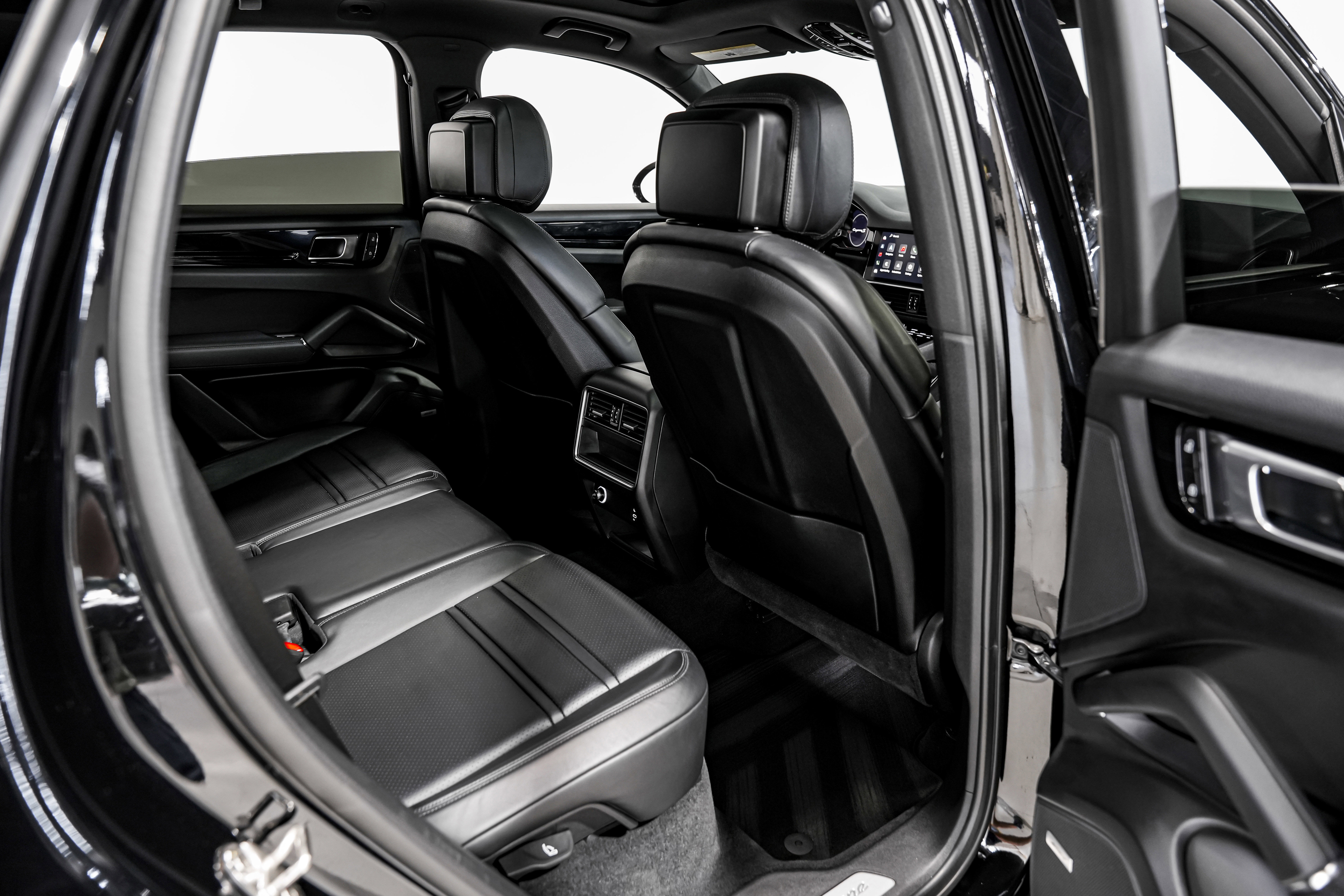 Used 2022 Porsche Cayenne S image 27