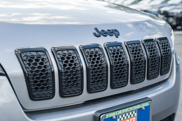 Used 2019 Jeep Cherokee Latitude Plus AWD/4WD image 12