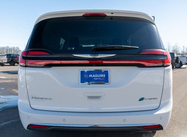 Used 2023 Chrysler Pacifica Touring-L w/ Uconnect Theater Family Group image 7