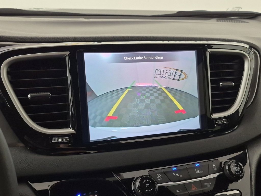 Used 2025 Chrysler Pacifica Select FWD image 24