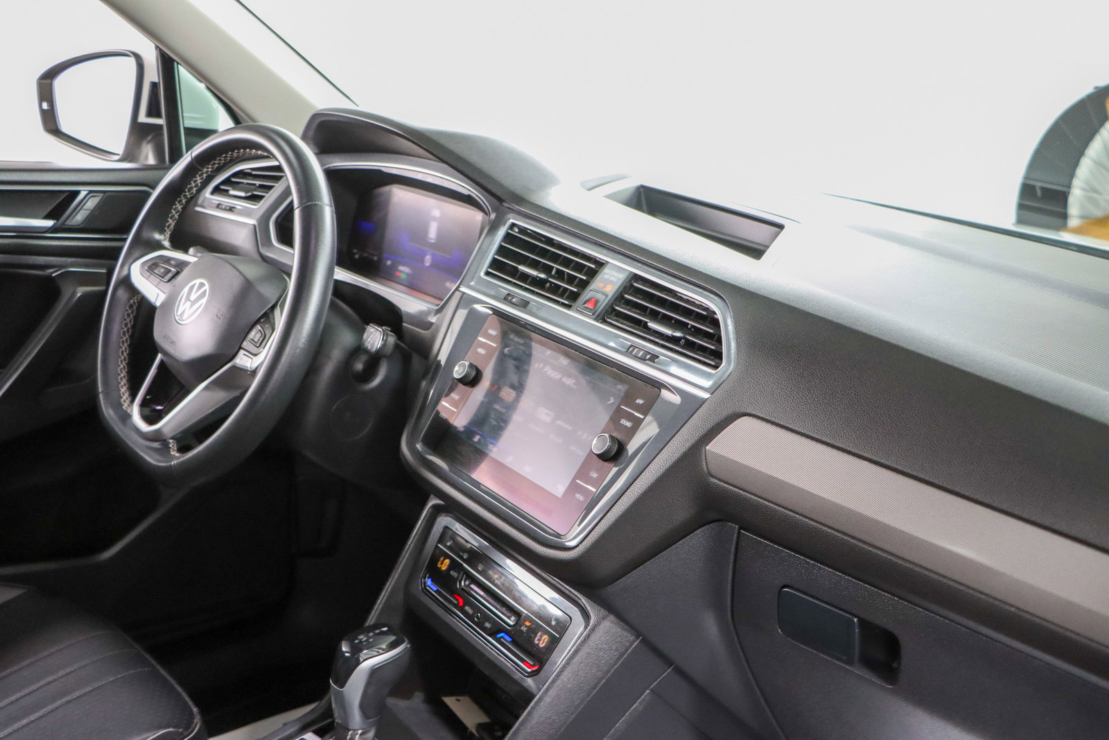 Used 2022 Volkswagen Tiguan SE AWD/4WD image 26