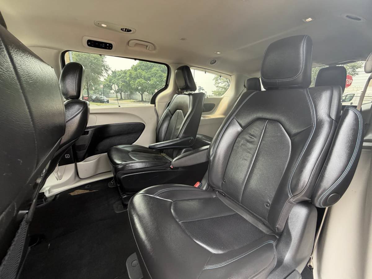 Used 2021 Chrysler Pacifica Touring-L FWD image 15