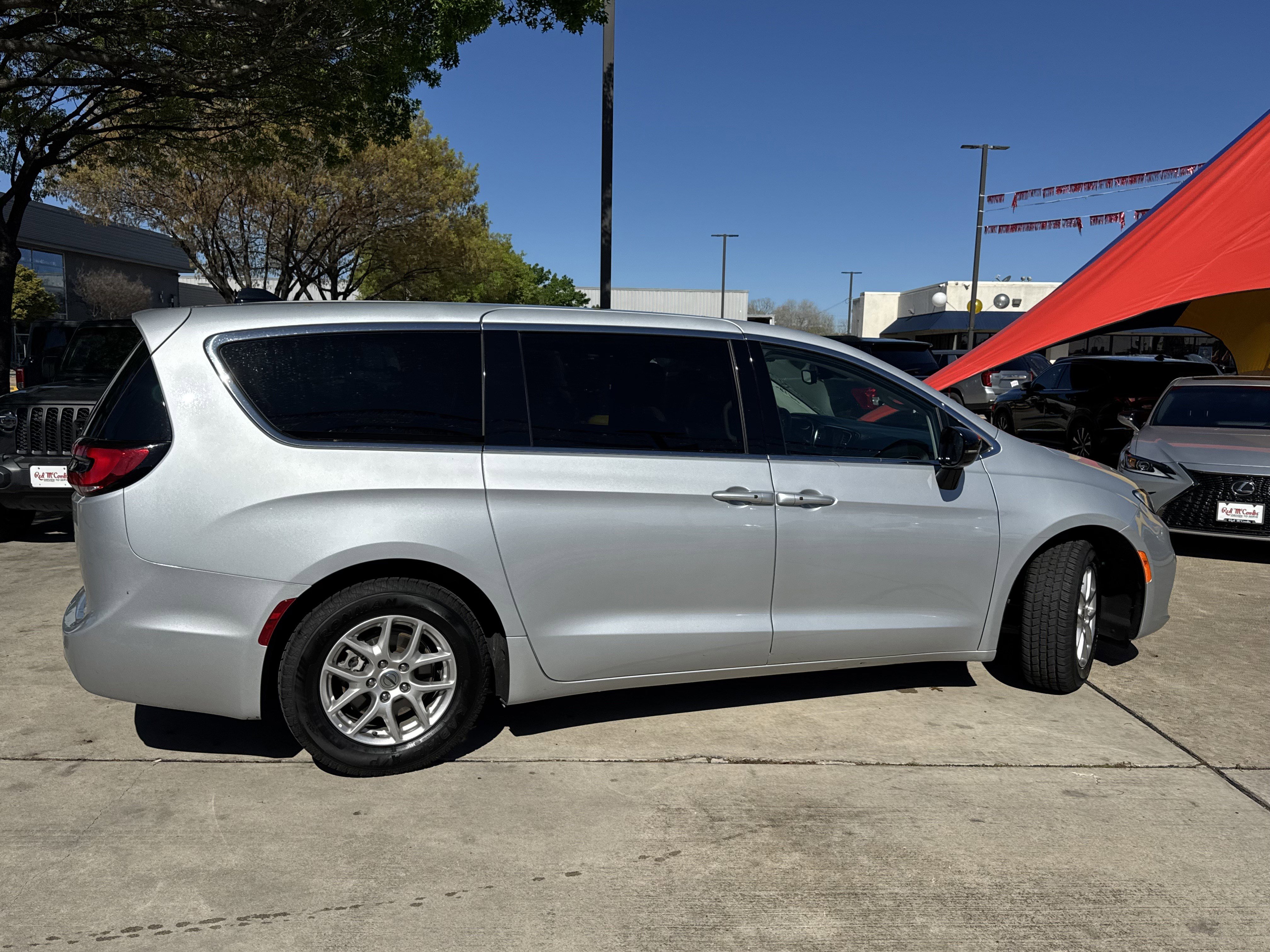 Used 2024 Chrysler Pacifica Touring-L image 4