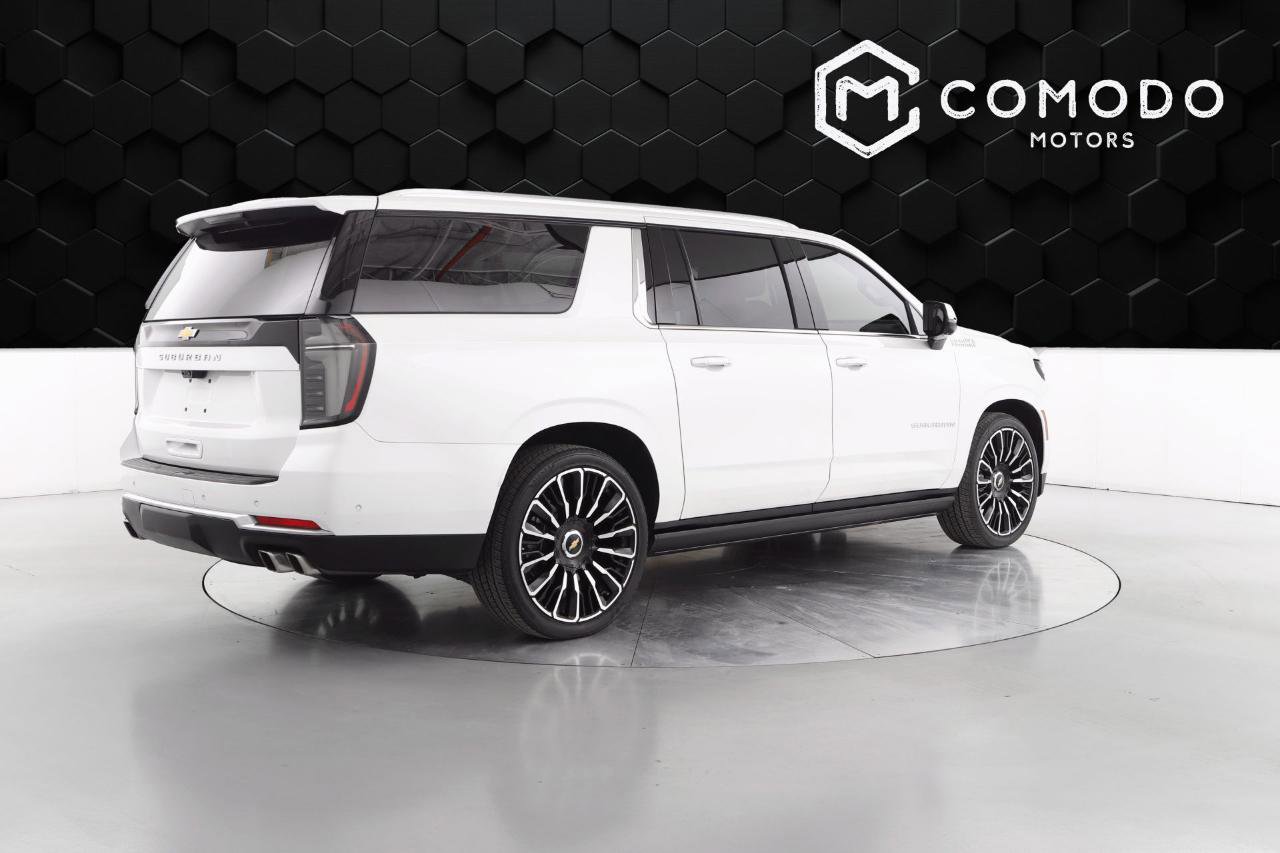 Used 2025 Chevrolet Suburban High Country image 3