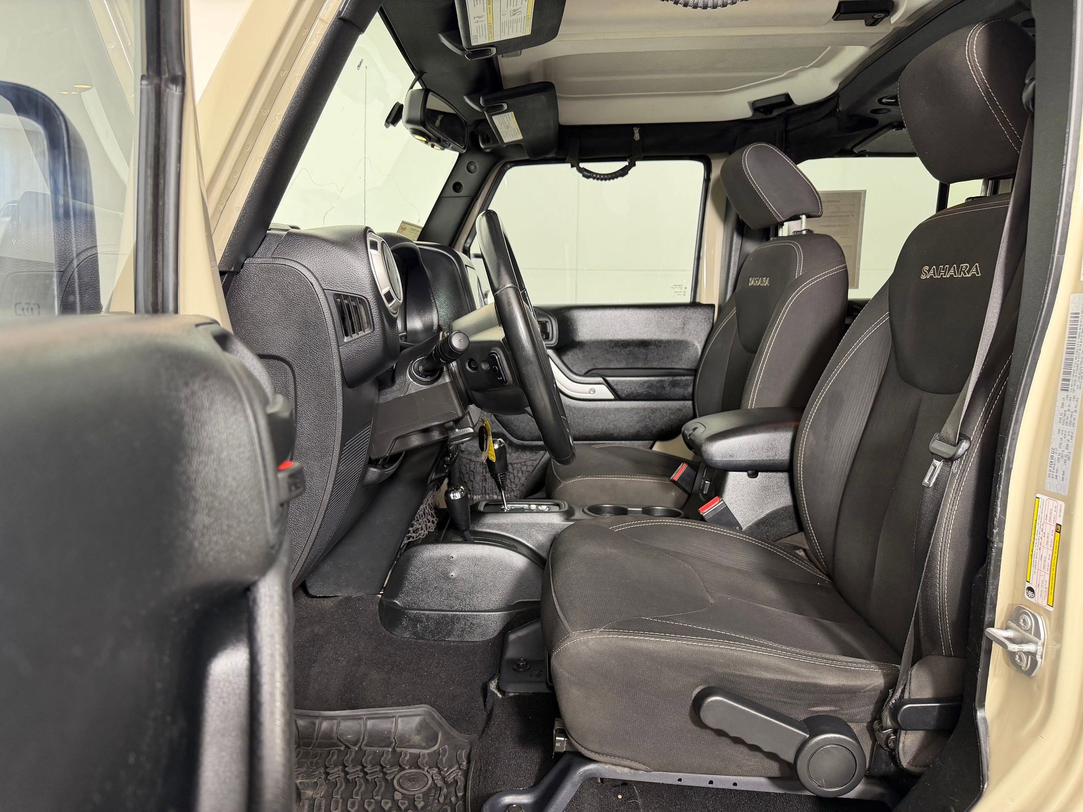 Used 2017 Jeep Wrangler Unlimited Sahara w/ Connectivity Group AWD/4WD image 5