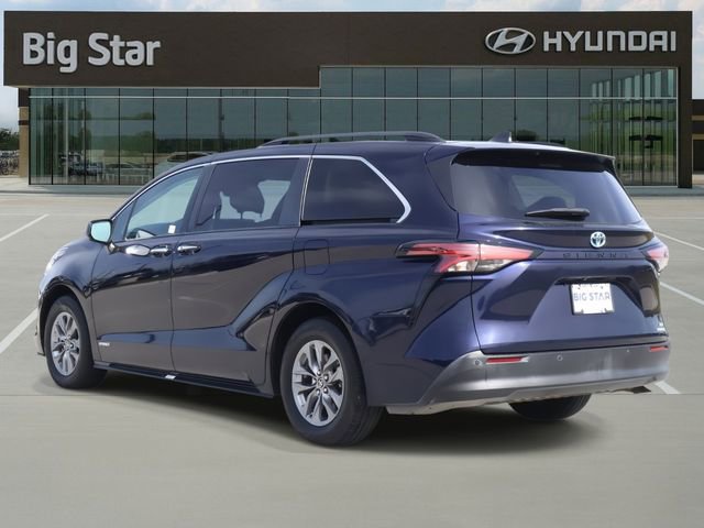 Used 2021 Toyota Sienna XLE image 3