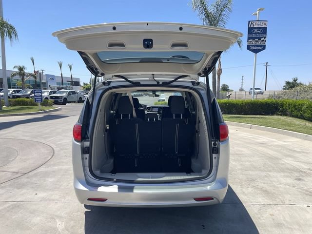 Used 2022 Chrysler Voyager LX FWD image 25