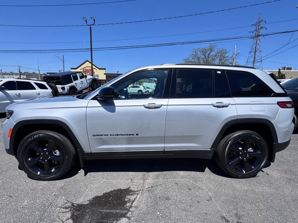 New 2025 Jeep Grand Cherokee Altitude AWD/4WD image 4